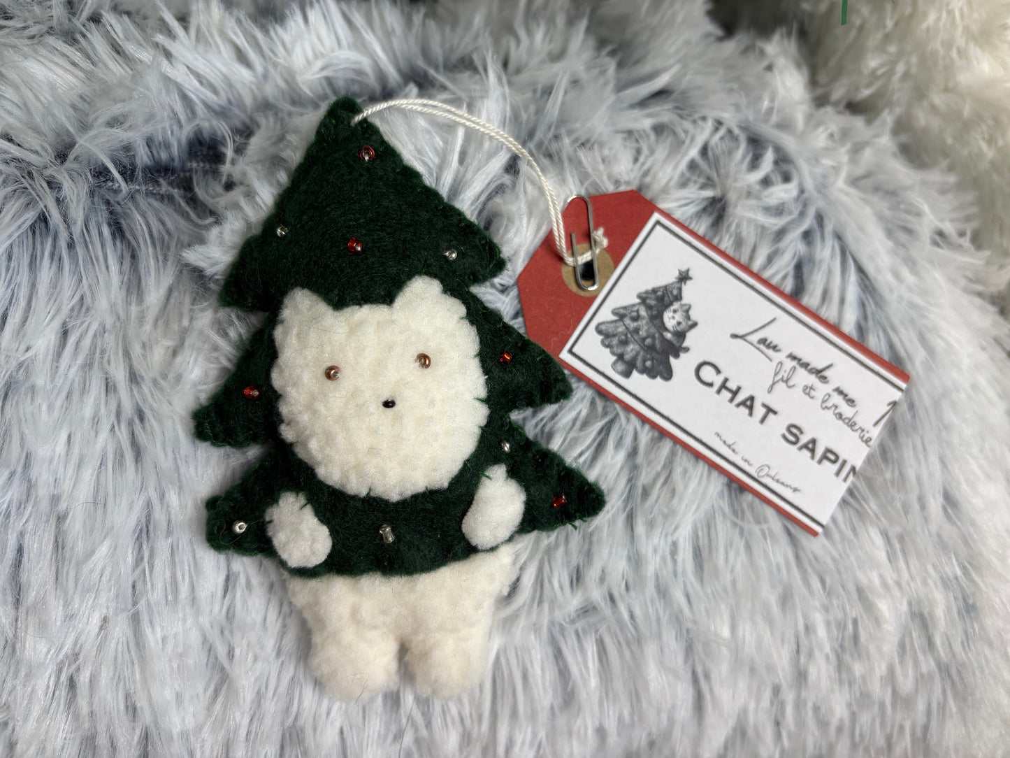 🎄 Chat dans le sapin – Cat in the Tree 🐱✨