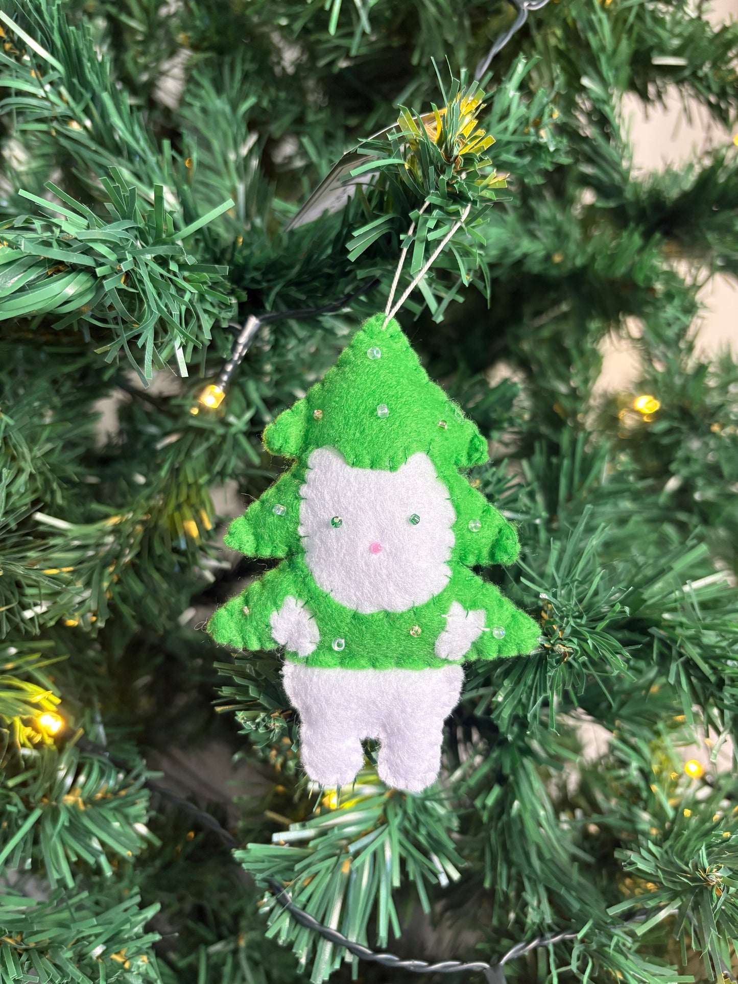 🎄 Chat dans le sapin – Cat in the Tree 🐱✨