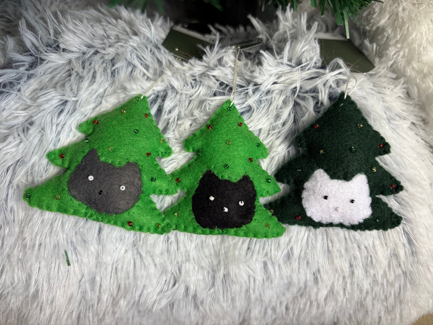🎄 Chat dans le sapin – Cat in the Tree 🐱✨